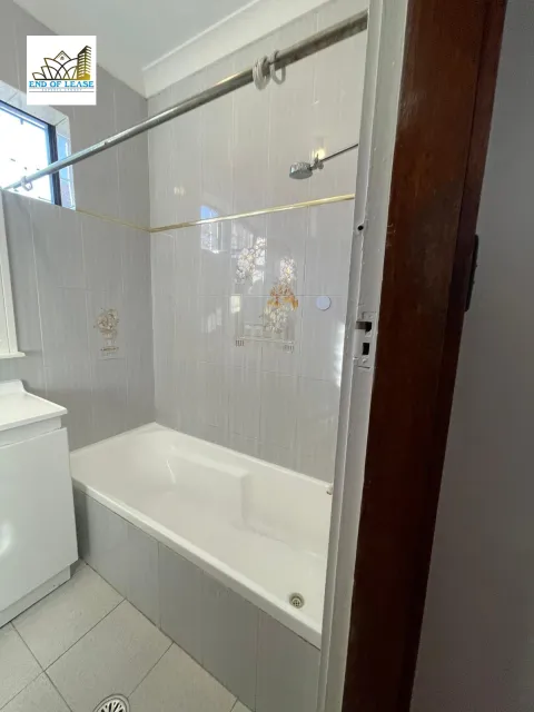 end of lease cleaning mascot - bathtub